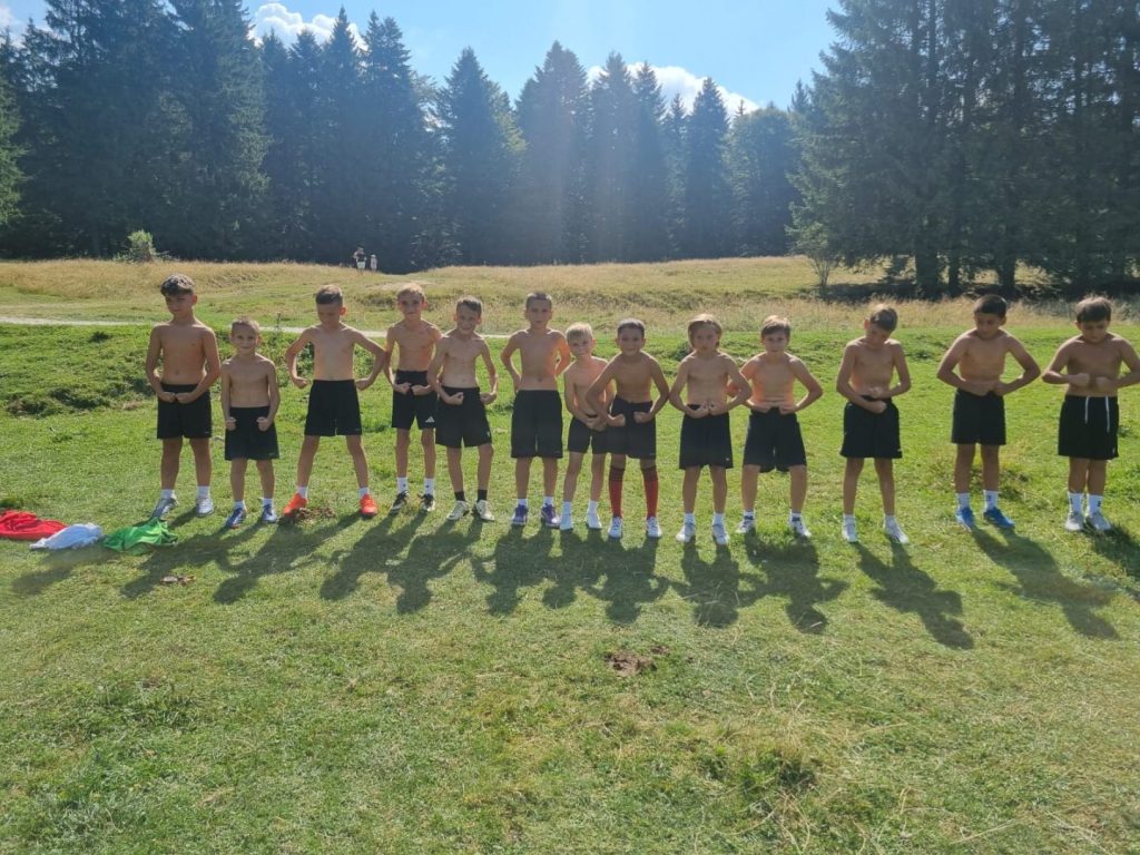 Grupa de copii 2015–2016 de la ACS Dobroești, condusă de George Marinescu – unde educația începe prin fotbal